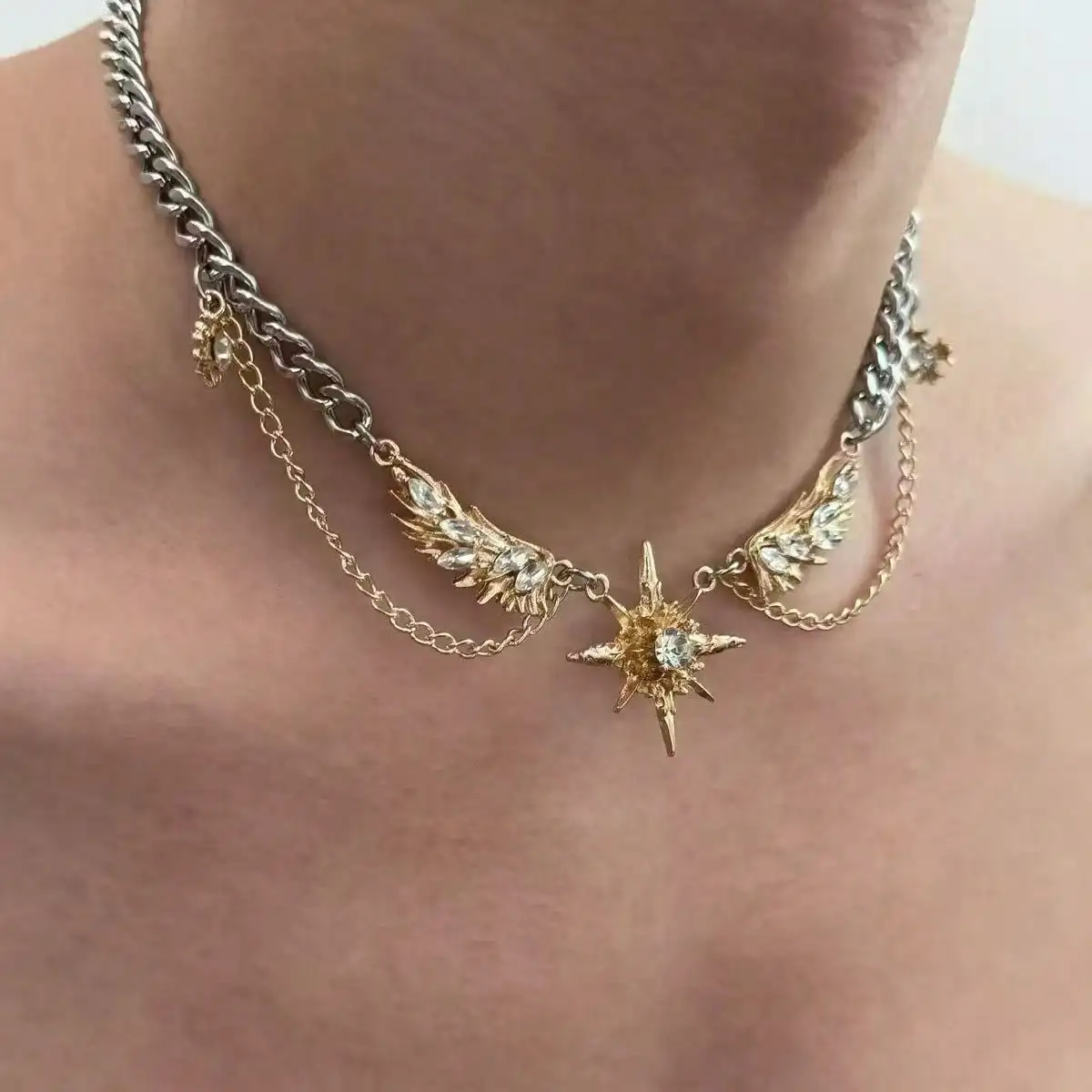 Men Accessories Neck Chain - สร้อยคอโชคเกอร์สไตล์โกธิคพังก์สีทองรูปปีกดาว ดีไซน์สร้างสรรค์ Y2K สำหรับผู้หญิงผู้ชาย สร้อยคอฮิปฮอปหลายชั้น ดีไซน์โดดเด่น